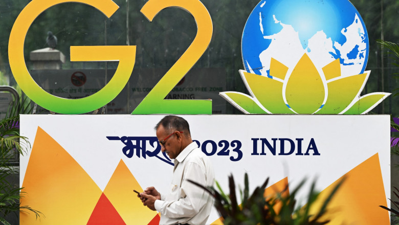 Logo G20 pe o stradă din New Delhi, India