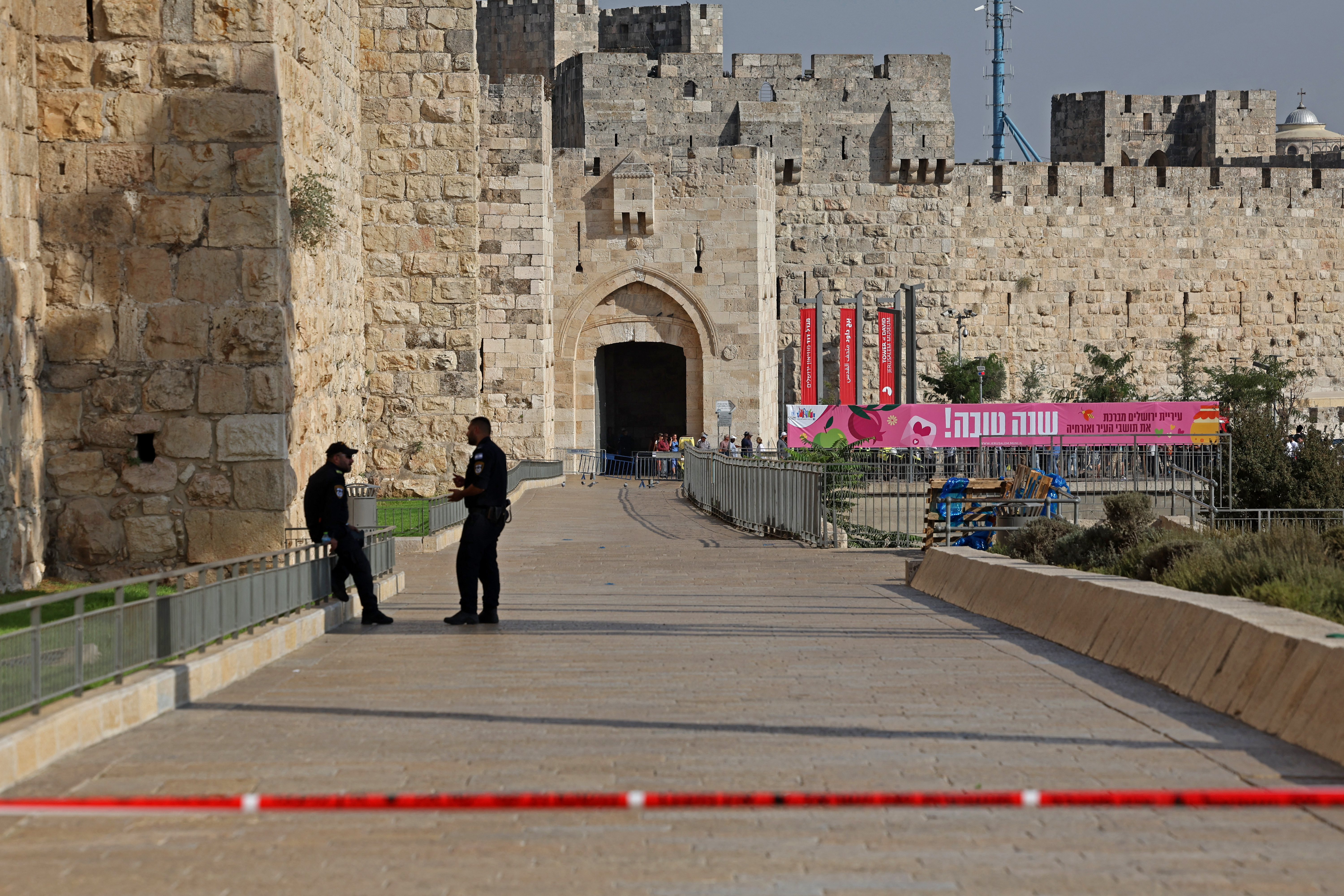 Un adolescent palestinian a înjunghiat doi oameni la Ierusalim