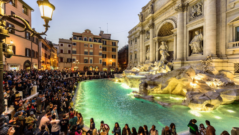 Turiștii vizitează Fontana di Trevi de la Roma