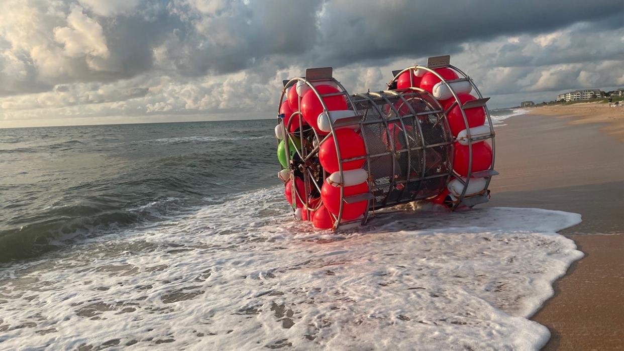 Un bărbat din Florida a fost arestat după ce a încercat să traverseze Atlanticul cu o navă în formă de roată de hamster