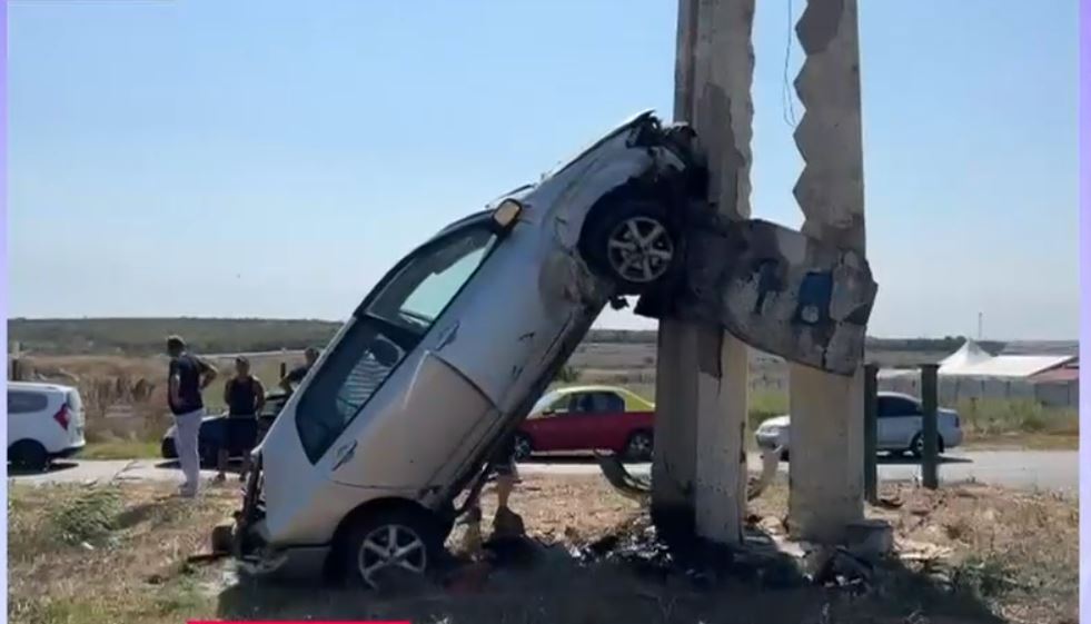VIDEO Un șofer a ajuns cu mașina pe indicatorul de la intrarea în Medgidia. Două persoane au fost rănite în accident