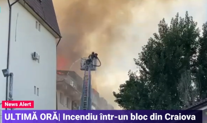 Incendiu puternic la două blocuri din Craiova. Intervenția pompierilor e dificilă din cauza fumului dens și a flăcărilor