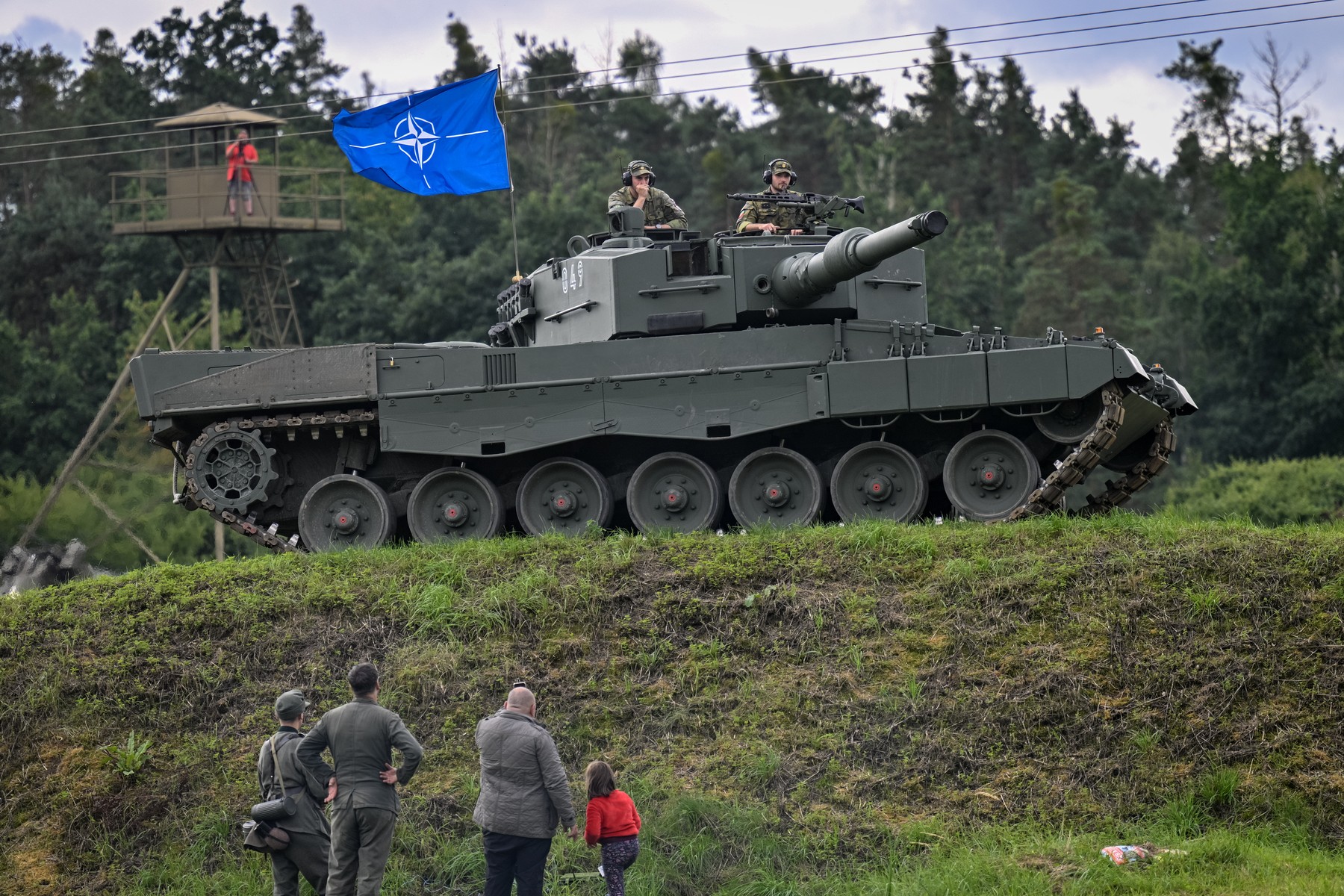Germania a semnat acorduri cu 3 țări pentru a construi un succesor al tancului Leopard 2 (presă). Aceasta ar înfuria Franța