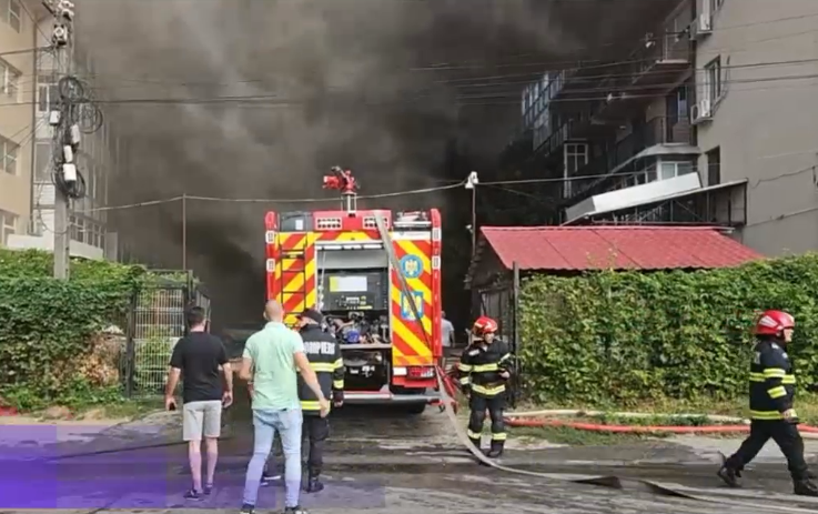 Situație revoltătoare la incendiul din Craiova. Locatarii din blocurile cuprinse de flăcări au sărit la pompieri să îi bată