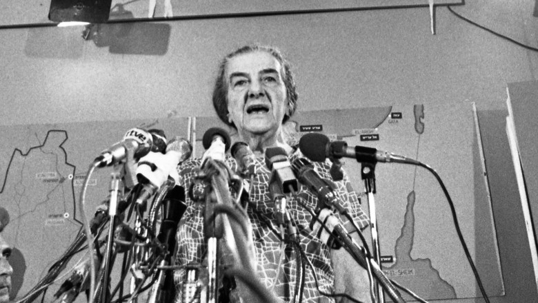 Golda Meir vorbeste la o serie de microfoane, alb-negru