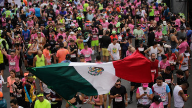 participanti la maraton si steagul mexicului