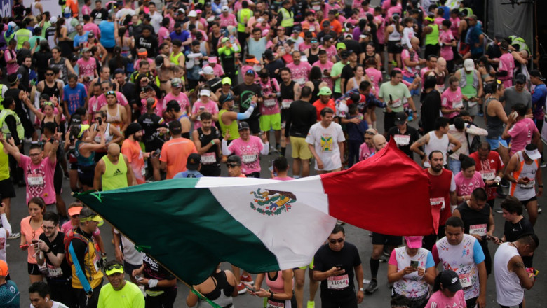 participanti la maraton si steagul mexicului