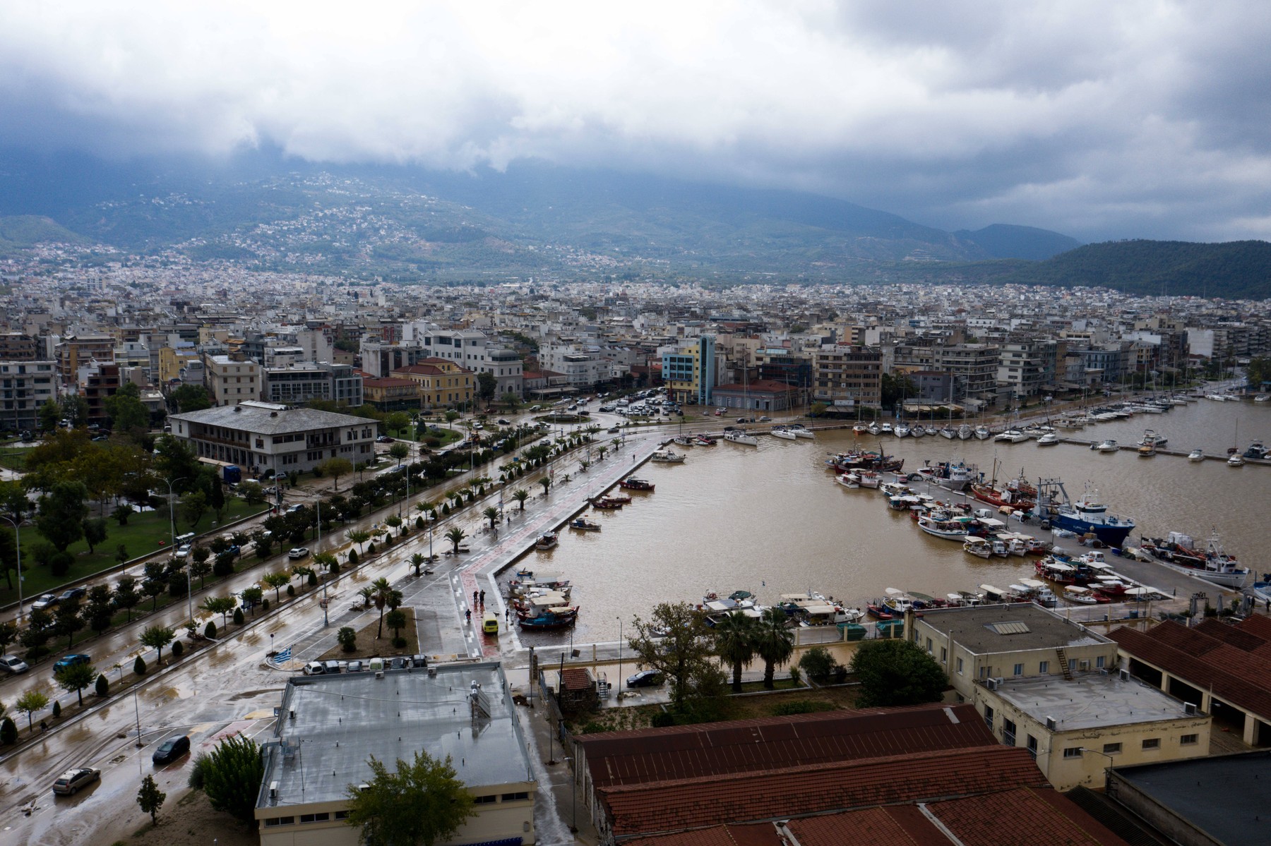 MAE: 100 de români au fost blocați pe un feribot din cauza inundațiilor din Grecia