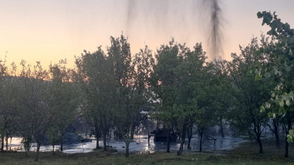 „Adăpostiți-vă!” Localnicii din două sate din Satu Mare, avertizați prin mesaj RO-Alert că dintr-un puț țâșnește apă termală cu gaze