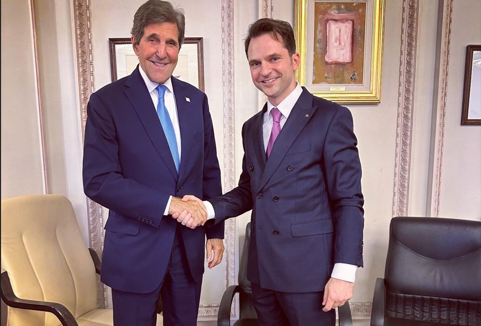 Sebastian Burduja a discutat cu John Kerry despre accelerarea programului nuclear civil românesc