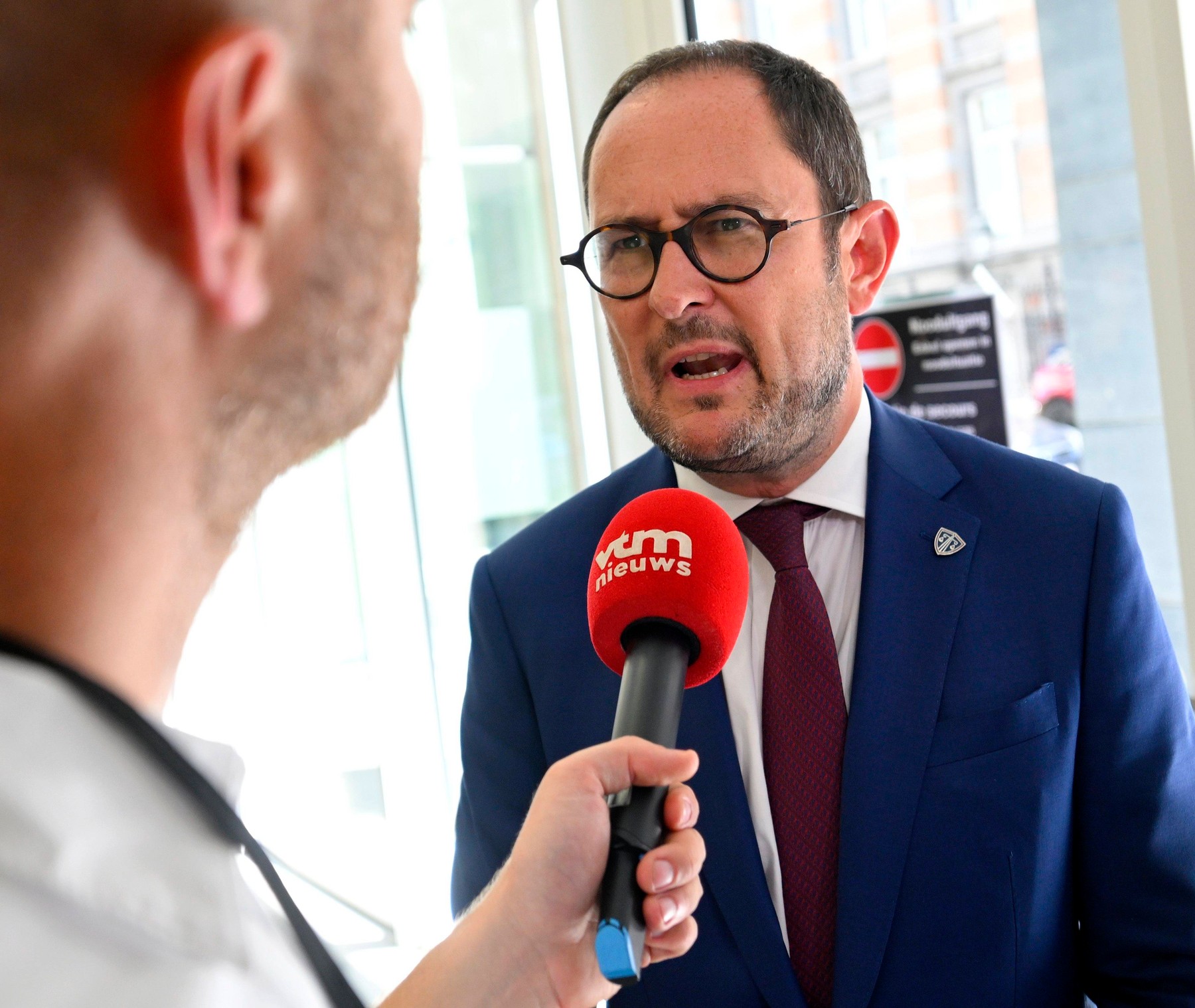 FOTO Scandalul „Pipigate”: Ministrul belgian al justiţiei își cere scuze, după ce musafirii săi au urinat pe o dubă a poliţiei