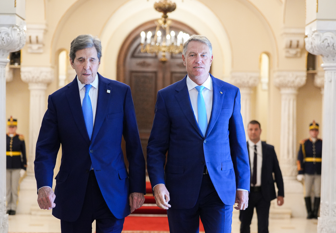 Klaus Iohannis a discutat cu John Kerry despre investițiile în energie verde și tranziția climatică