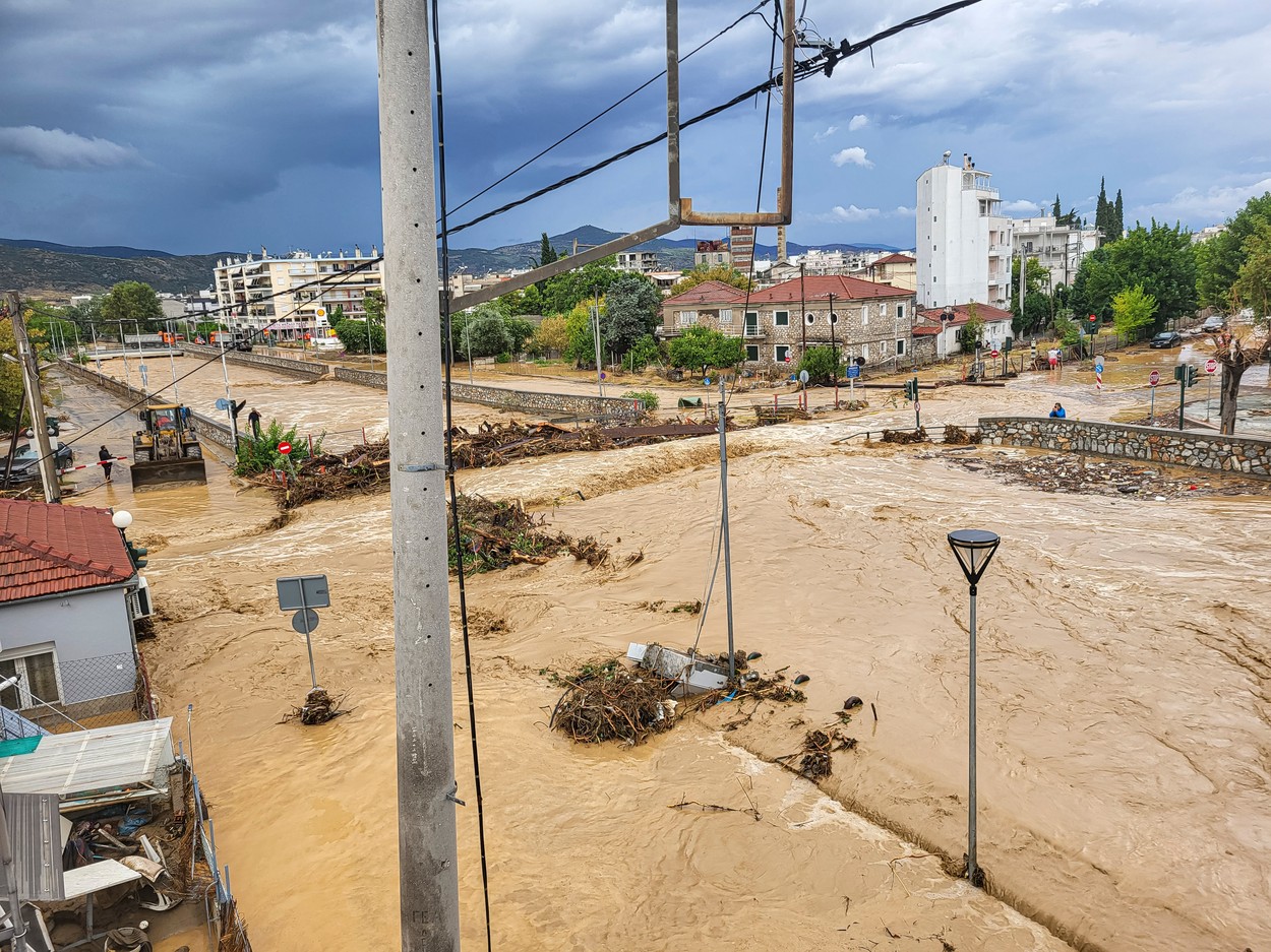 Șapte morți în cele mai grave inundații din Grecia din 1955 încoace. Thesalia a devenit un lac, oamenii au fost salvați cu elicopterele