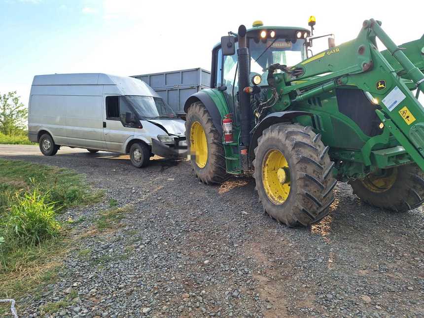 Patru răniți după ce o dubă și un tractor s-au ciocnit pe DN 2C în Ialomița