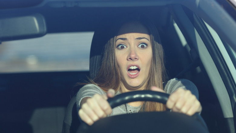 femeie speriată la volan