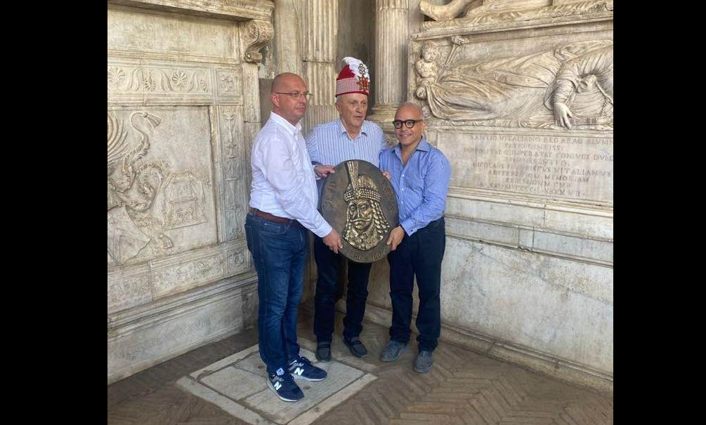 Incredibilele aventuri ale baronului PSD de Prahova pe urmele lui Vlad Țepeș la Napoli. „Înăuntru este o lespede cu semnele diavolului”