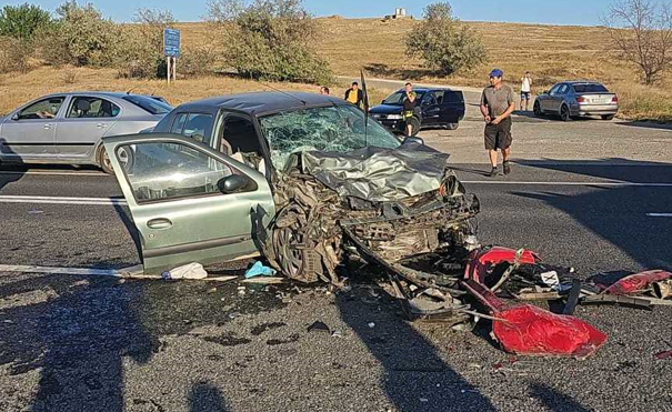 O femeie a murit şi mai multe persoane au fost rănite, într-un accident rutier în care au fost implicate două maşini, pe DN 22