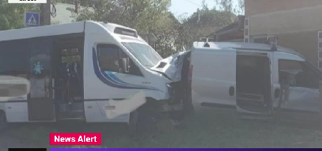 Accident grav în Mureș. 16 persoane rănite, între care și un copil, după ce un microbuz și un autoturism s-au ciocnit violent