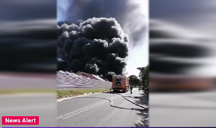 Incendiu puternic în Vrancea. Un depozit de colectare a deșeurilor din plastic a luat foc. A fost emis mesaj Ro-Alert