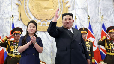 kim jong un și fiica sa alături de militari nord coreeni
