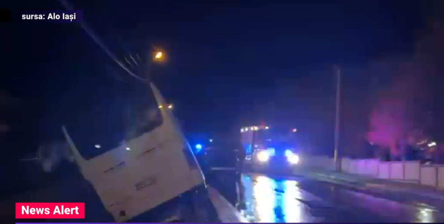 2 morți și 4 răniți după un accident în Vaslui/ Un autocar cu 30 de pasageri a ajuns în șanț după un alt accident la Iași