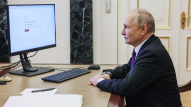 Vladimir Putin în fața unui desktop, a votat online