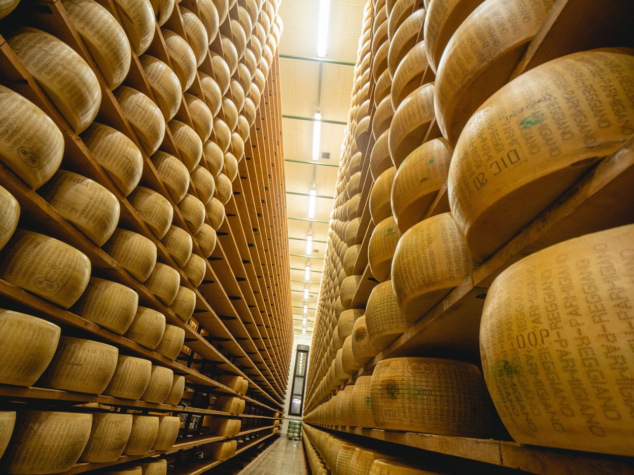 Producătorii italieni vor microcipa parmezanul. Motivul inedit pentru care au luat această decizie