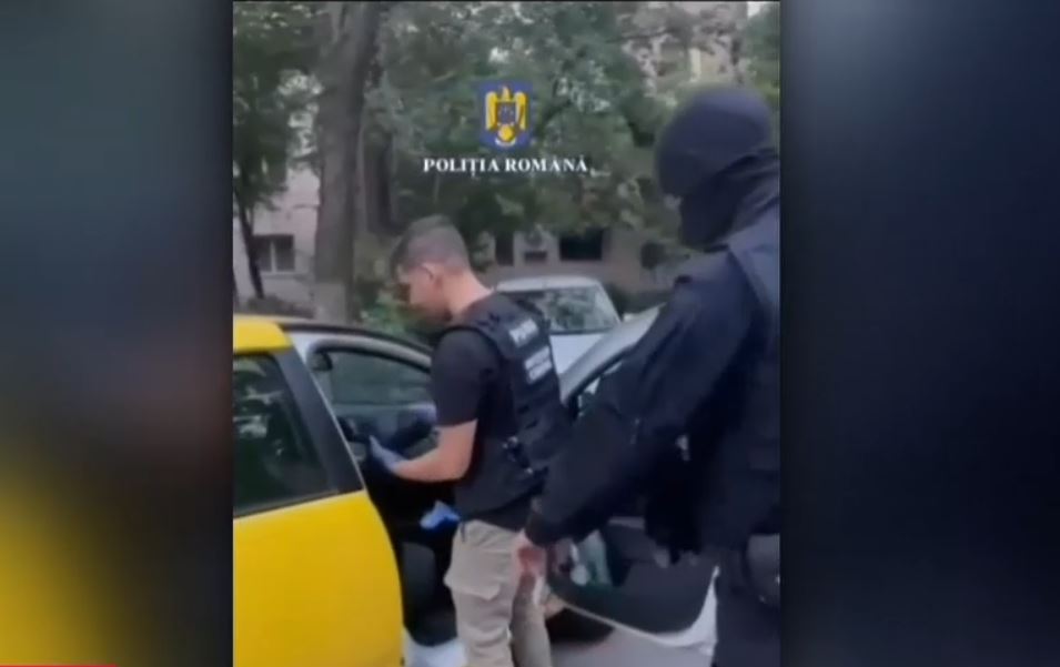 VIDEO Dispozitiv montat ilegal în bancomate din București. Cum a fost prins hoțul