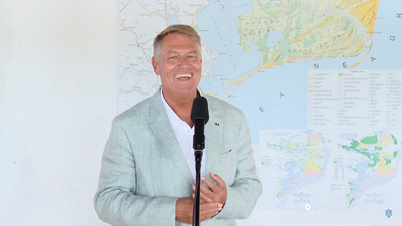 Klaus Iohannis și soția, în excursie cu barca în Deltă: „Am decis împreună cu prima doamnă să venim astăzi aici”