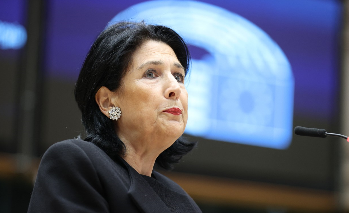 Partidul de guvernământ din Georgia vrea să o destituie pe preşedinta pro-europeană Salome Zurabişvili. Îi reproșează vizitele în UE