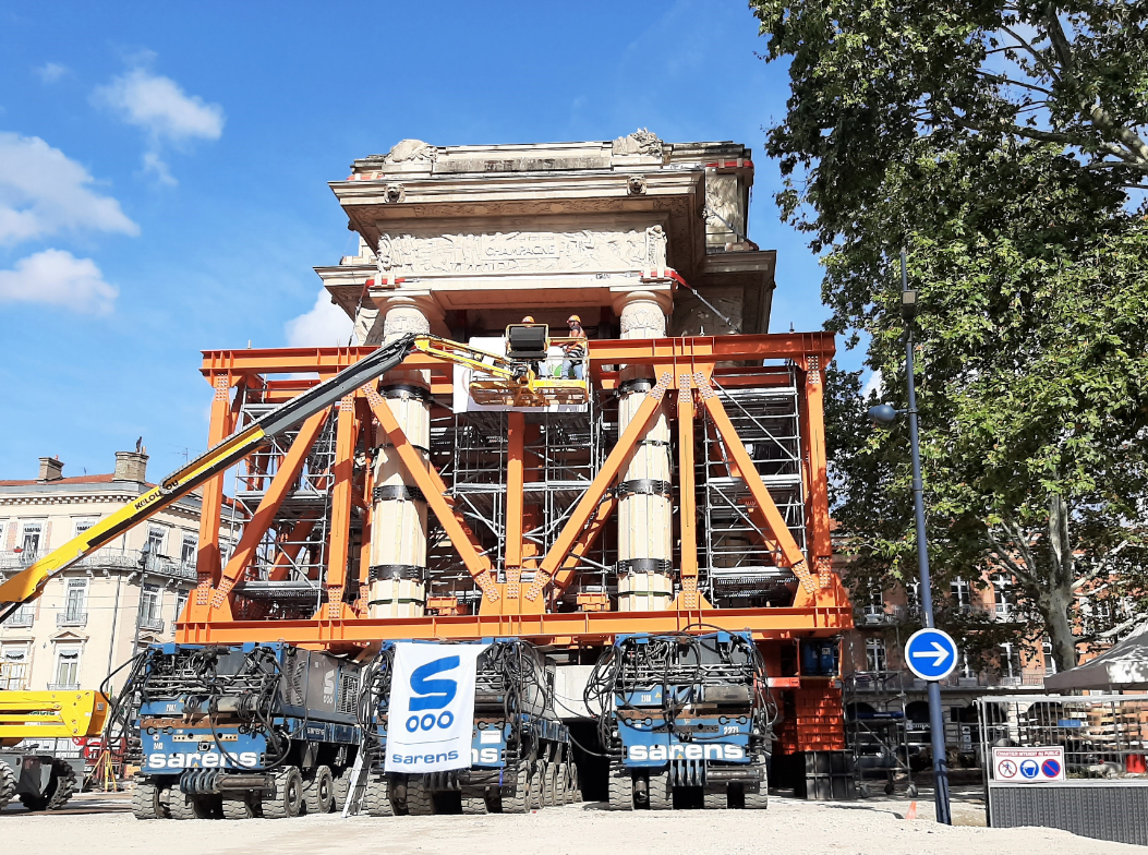 Un uriaș arc de triumf din Franța a fost mutat pentru construcția unei stații de metrou