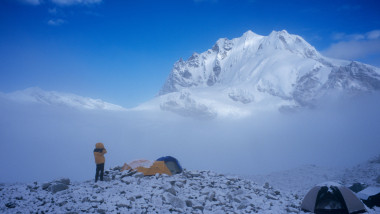 Himalaya oameni cu corturi și zăpadă