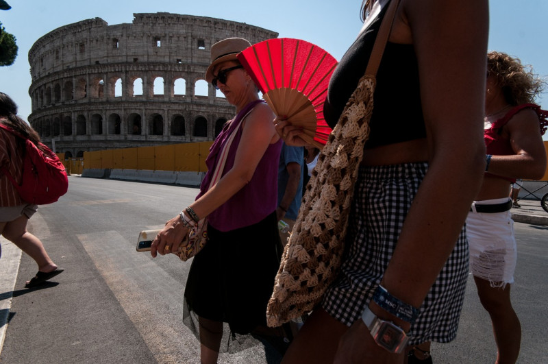 Tourists Flock To Colosseum Despite Heat Wave