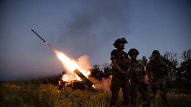 soldati ucraineni langa un lansator care trage cu rachete