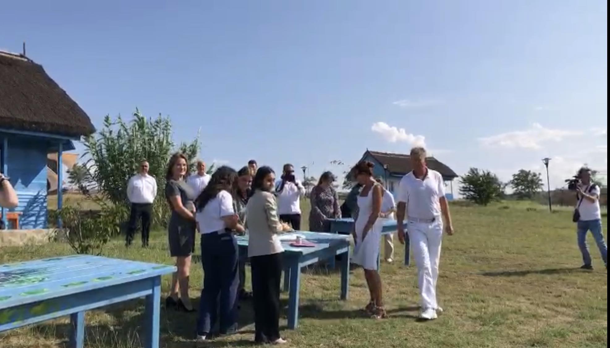 Carmen Iohannis a desenat o inimă pe o masă din Satul pescăresc din Tulcea. „Mi-am lăsat inima aici”