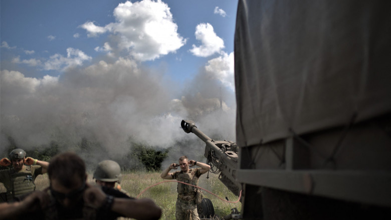 Artileriști ucraineni trag cu un tun M777 de fabricație americană pe frontul de la Zaporojie