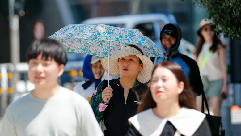 oameni pe strada in coreea de sud