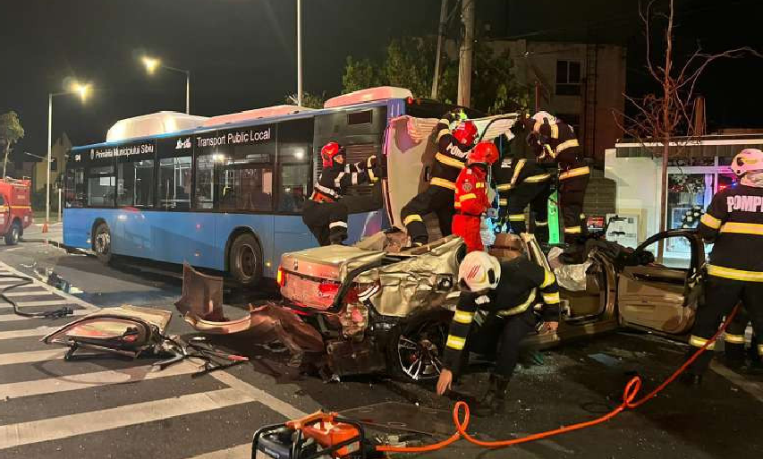 VIDEO. Imagini noi cu accidentul din Sibiu în care a murit o femeie: Se vede cum BMW-ul se izbește violent de două autobuze oprite