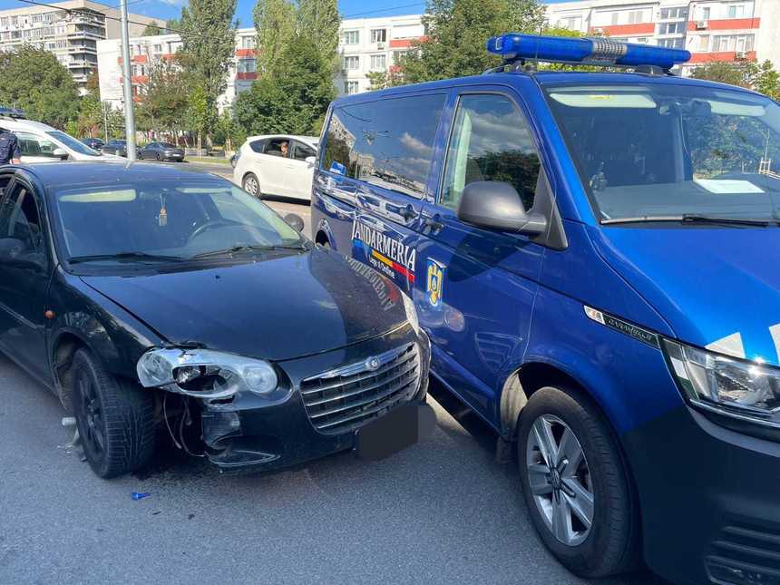 VIDEO. Un șofer beat și fără permis a lovit intenționat cu mașina autospeciala Jandarmeriei. El și un pasager, încătușați imediat