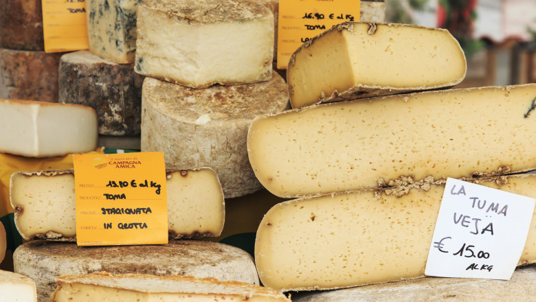 Român reținut în Italia, după ce a furat o grămadă de brânză dintr-un magazin