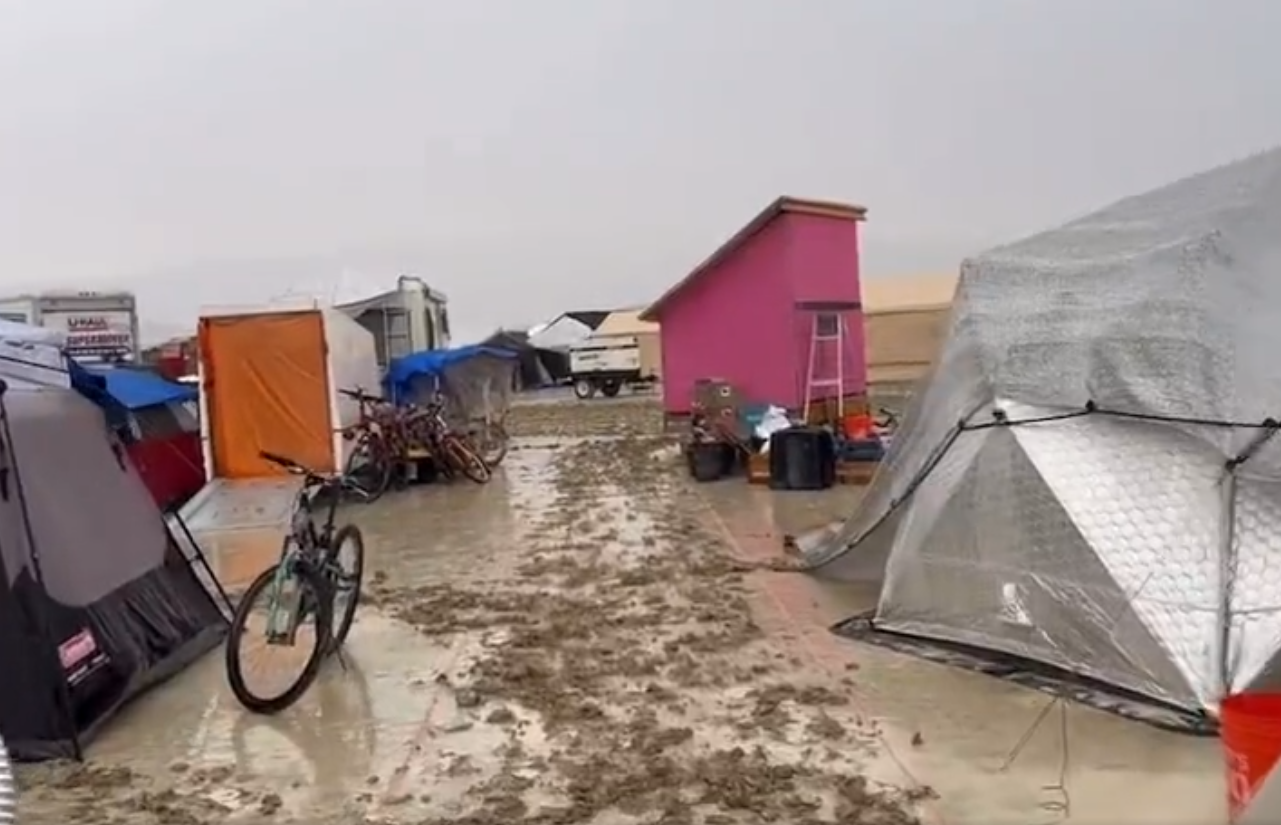 Participanţii la festivalul Burning Man au rămas blocaţi în deşertul Nevada din cauza ploii. Trebuie să facă economie la mâncare şi apă