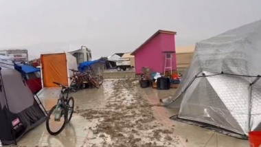 Participanţii la festivalul Burning Man au rămas blocaţi în deşertul Nevada din cauza ploii.