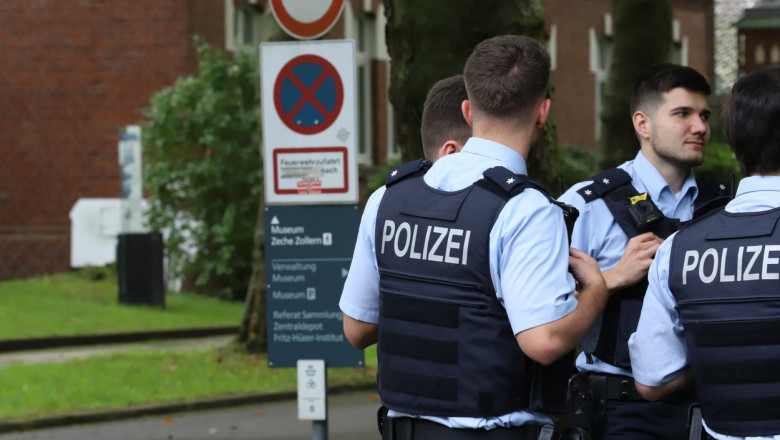 politisti germani cu veste antiglont