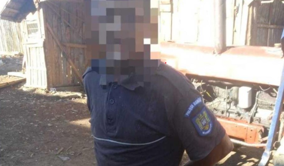 S-a îmbrăcat în poliţist şi a început să dirijeze circulaţia pe un drum din Maramureş. Ce pedeapsă riscă acum falsul agent