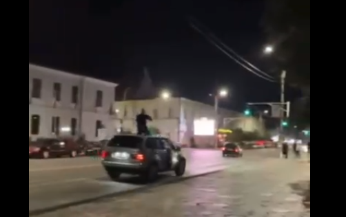 Poliția, apel la părinți după ce a amendat un tânăr care conducea cu un pasager ieșit prin trapă și muzica tare: „Dispreț față de lege”