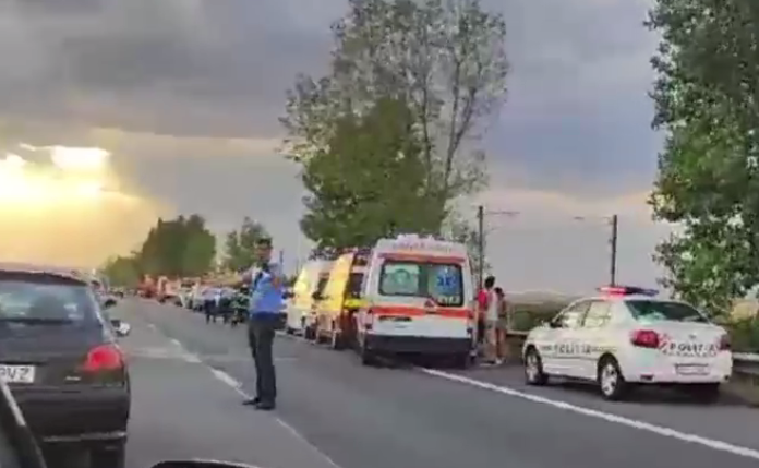 VIDEO. Accident pe Autostrada Soarelui. Un elicopter SMURD a fost chemat să preia un copil rănit