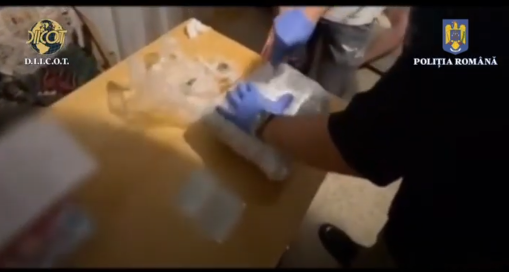 Percheziții la prietenii lui Vlad Pascu. Sunt vizați adolescenți din familii bogate care vindeau droguri în locații de lux, pe litoral