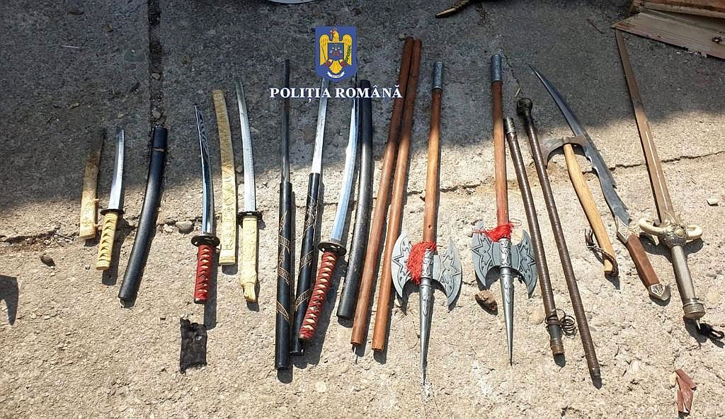 Colecție ilegală de arme descoperită în Arad, în locuințele unui olandez. Bărbatul a fost reținut de polițiști