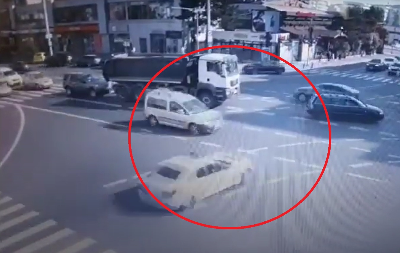 Momentul în care o mașină de poliție în misiune este lovită în plin de un alt șofer, într-o intersecție din Iași