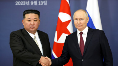 Kim Jong Un dă mâna cu Vladimir Putin